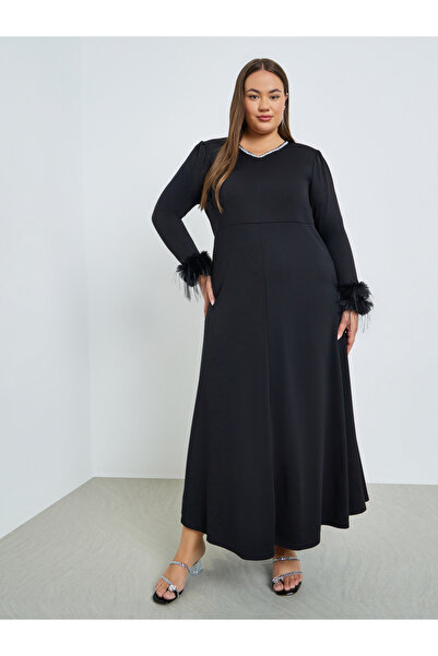 Styli Plus Size Knit Maxi Dress with Faux Fur Detail
