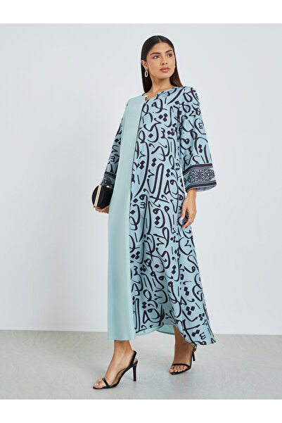 Amirah By Styli جلابية خضراء بياقة مميزة وطباعة عربية