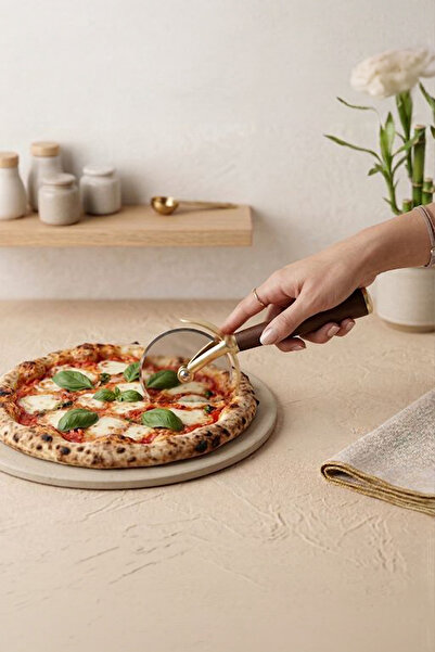 Kitchen Life Tăietor de pizza funcțional auriu Akasya cu mâner, pentru modela...
