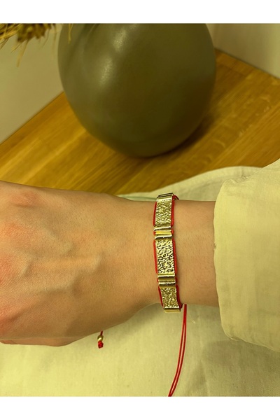 Veralys Atelier GOLD RENK PLAKA TASARIM KIRMIZI İP BİLEKLİK