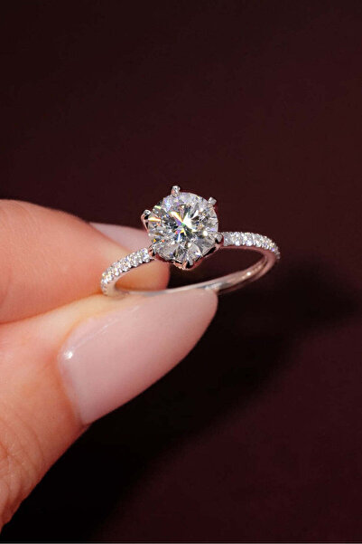 Crystal Diamond Zirconia Parlak, kararmaz yapısıyla 1.01 karat tektaş yüzük