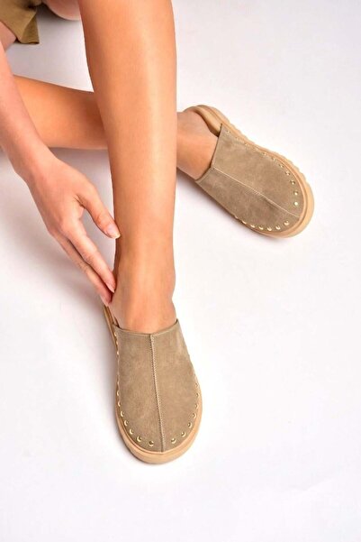 Fox Shoes Y918132902 شبشب سابو من الجلد السويدي البيج مغلق من الأمام