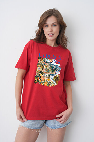 TREND EMMODA Tricou casual roșu cu gât rotund și imprimeu La Dolce Vita, cu v...