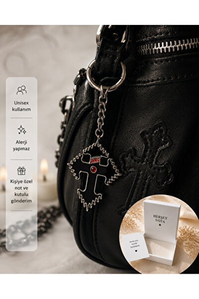 HER ŞEY NOTA www.herseynota.com Breloc cu cruce neagră gotică – Accesoriu uni...