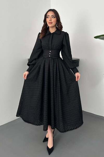 Caddebostan Moda فستان مطرز بياقة قميص وأكمام طويلة مع تفاصيل مزينة بالخرز عل...