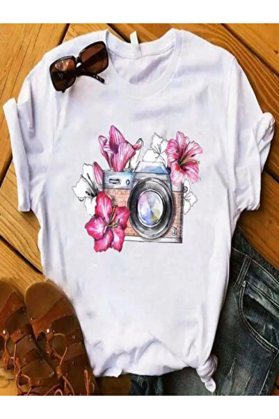 COZYWEAR تي شيرت أبيض كبير الحجم مطبوع عليه زهور وكاميرا