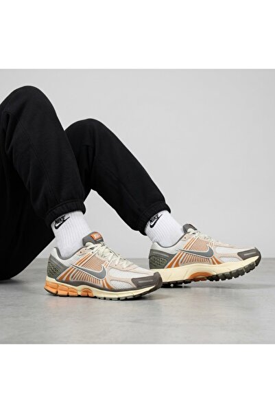 Nike Zoom Vomero 5 Men's Casual Sneaker Sportie (Narrow Fit)