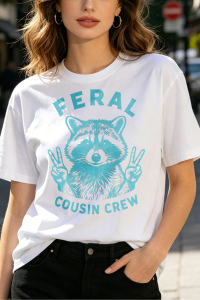 Fleck تي شيرت نسائي من Feral Raccoon Peace Sign بياقة دائرية ورسومات كاجوال ل...