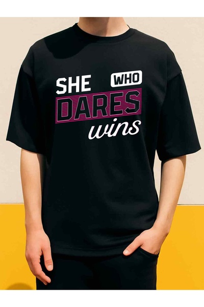 BASEPULSE تي شيرت رجالي بطباعة "She Who Dares Wins" - قميص خفيف الوزن بأكمام ...