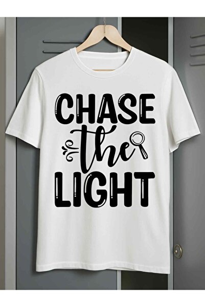 NOURAM تي شيرت رجالي بتصميم "Chase the Light" - أبيض مع طباعة سوداء، مقاس كبي...