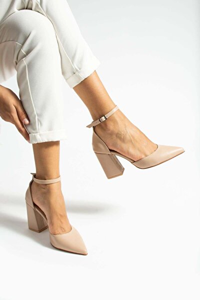 golden heel حذاء بكعب سميك عاري بطول 8.5 سم وشريط للكاحل