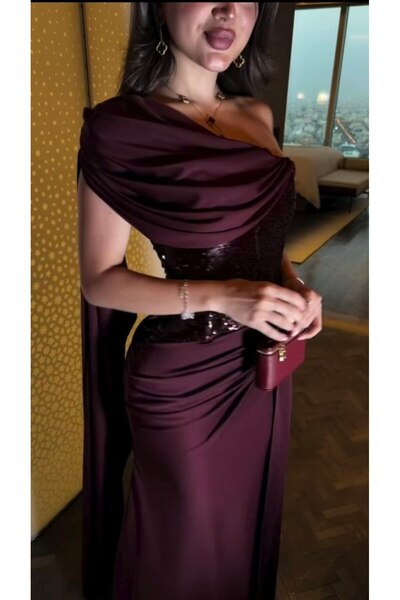 tsuwahen Radiate Elegance and Sophistication in This Royal Burgundy Dress.
