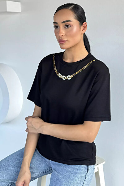 Aryena بلوزة نسائية سوداء بياقة دائرية مع إكسسوارات