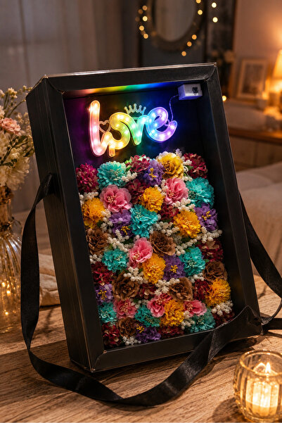Salish LED Işıklı Love Yazılı Premium Çiçek Aranjmanı – Şeffaf Asetat Kutuda ...