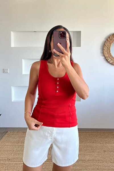 butikhola بلوزة حمراء مزينة بأزرار من القماش المضلع