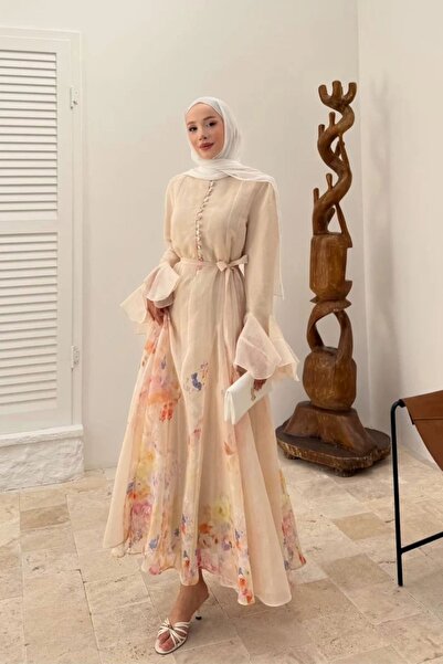 Gülşah collection فستان بتفاصيل زهور على حافة التنورة وأزرار وتفاصيل كشكشة - بيج