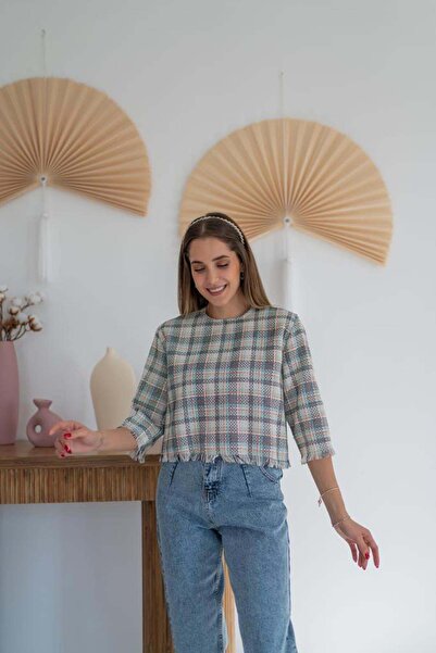 Moda Days بلوزة نسائية مزينة بالترتر وتفاصيل مزخرفة وياقة دائرية وأكمام 3/4