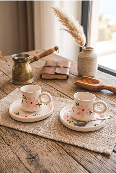 Homerest طقم فناجين قهوة بنقشة زهور مكون من قطعتين بلون كريمي مطلي يدويًا بمظ...