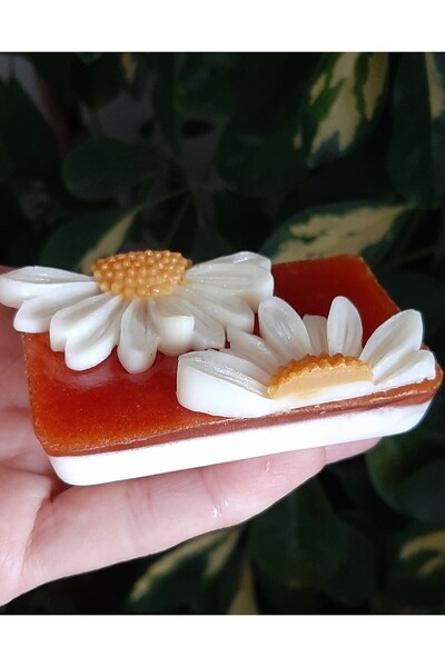 ArtINA esmaraldchic Sapun cu miere si turmeric decorat cu margarete, ulei esential de portocale, cocos, handmade