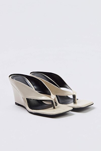 TRENDYOL SHOES Beige Flip-Flop-Schuhe mit Keilabsatz für Damen TAKSS26TO00106