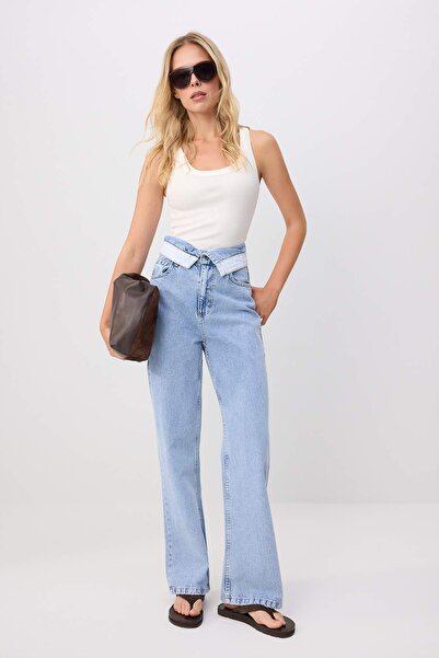 Trendyol Collection بنطلون جينز واسع الساق بخصر عالٍ وتفاصيل باللون الأزرق TW...