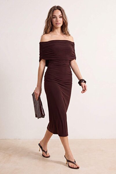 Trendyol Collection إصدار محدود فستان بني محبوك بدون أكمام بياقة كارمن مرن TW...
