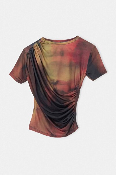 Drop by TrendyolMilla تي شيرت أرجواني متعدد الألوان بنمط الباتيك مع تفاصيل مز...