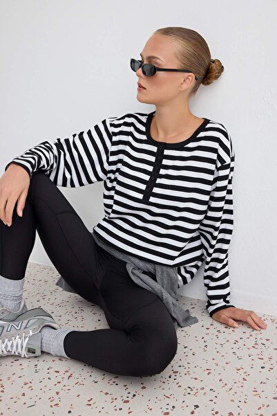 Trendyol Collection تي شيرت أسود-إكرو مخطط كبير الحجم/واسع القصة بأزرار وياقة...