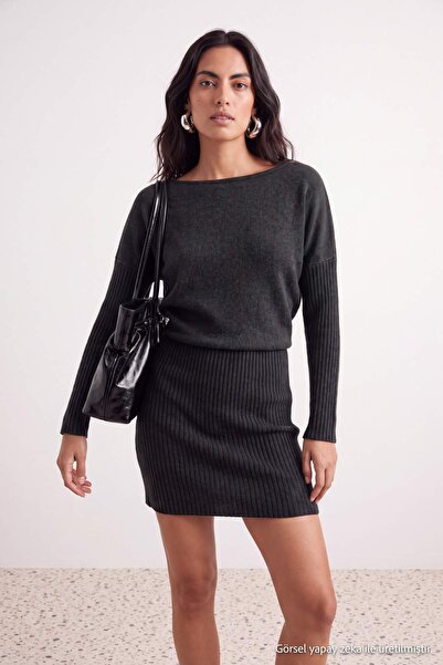 Trendyol Collection فستان تريكو أسود بياقة قارب وأكمام منخفضة الطول ومقاس صغي...