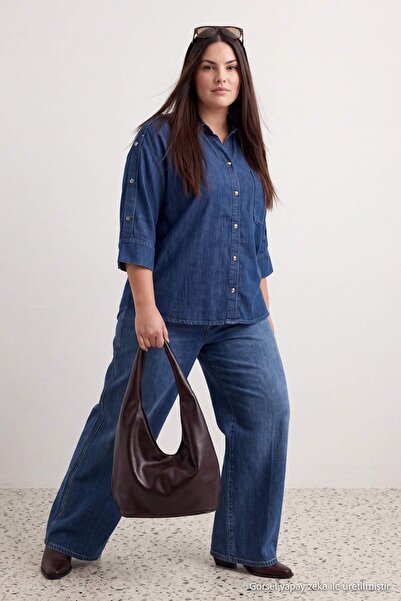 Trendyol Curve Blaues Denim-Hemd mit Rundhalsausschnitt und Accessoire-Detail...