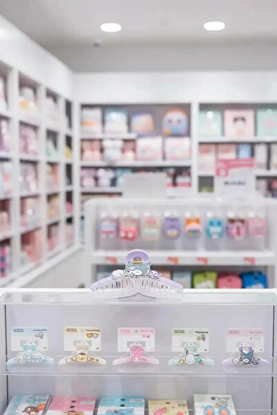 Hello Kitty Lisanslı Pençe Saç Tokası – Güçlü Kavrama & Şık Saç Aksesuarı
