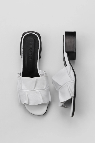 Bueno Shoes Białe skórzane damskie klapki na obcasie 01ws4905