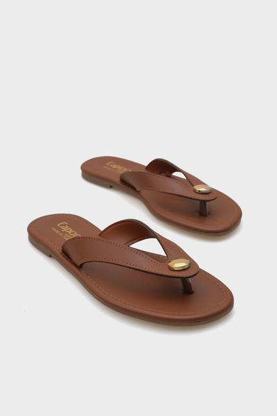 Capone Outfitters Γυναικείες παντόφλες Kassey Flip Flop Flat Heel με μεταλλικ...
