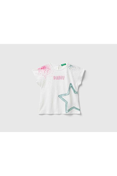 United Colors of Benetton تي شيرت بناتي بأكمام قصيرة ورقبة دائرية وطبعة أمامية