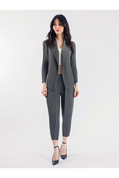 byözlemyazan Accordion Fabric Jacket with Brooch Carrot Cut Trousers Women's ...