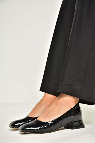 Fox Shoes تي 590122611   حذاء نسائي أسود بكعب سميك بطبعة تمساح