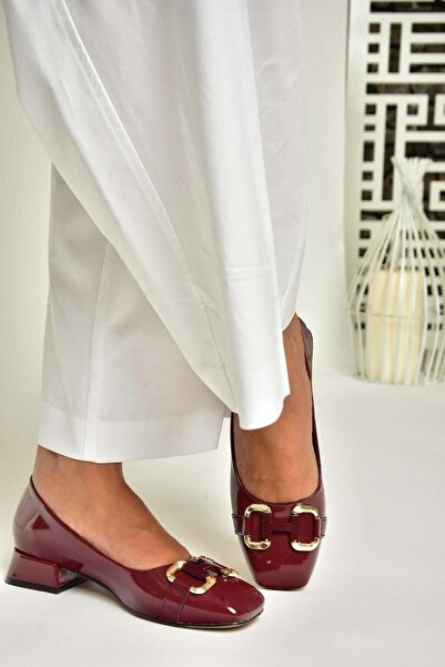Fox Shoes T590122808 حذاء نسائي بكعب منخفض من الجلد اللامع باللون العنابي