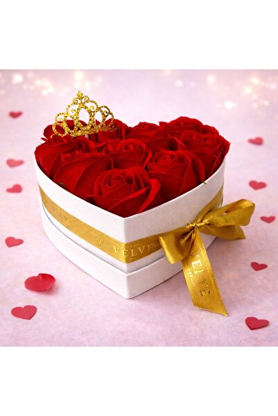 velve Aranjament floral „Royal Crown” in cutie inima cu 10 trandafiri de sapu...