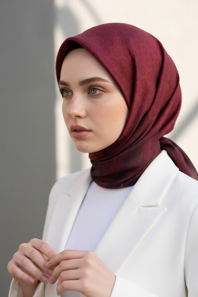 Vissona 100% Twill İpek Monogram Desenli Bordo Renkli 90x90 Dikim Şekli : El Dikişi Eşarp