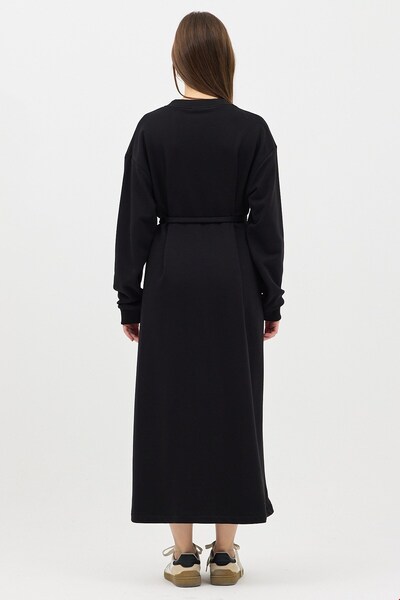 QANU سويت شيرت طويل برقبة على شكل حرف V باللون الأسود