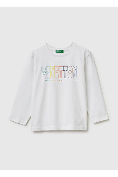 United Colors of Benetton تيشيرت طويل الأكمام للأولاد باللون الأبيض مع شعار م...