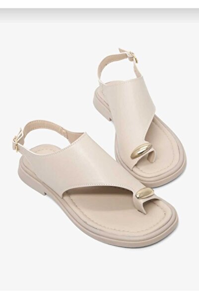 BuluşModa günlük kullanımlı toka detaylı alçak taban kadın sandalet
