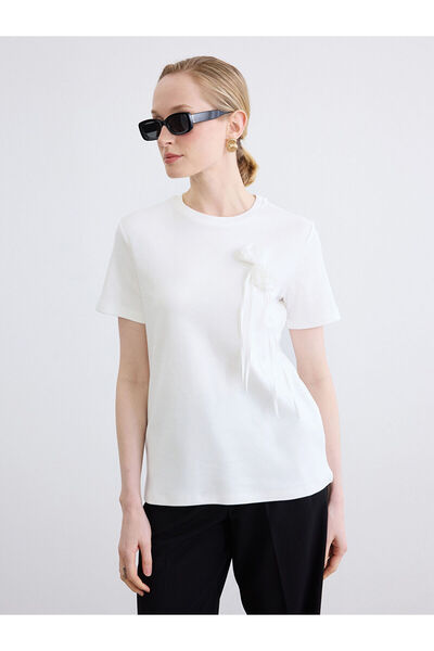 LC Waikiki Nevavm Women's T-Shirt with Oval Collar Appliqué Detail