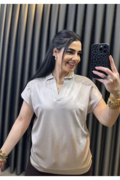 Nisam تي شيرت بياقة بولو مطرزة على الكتف