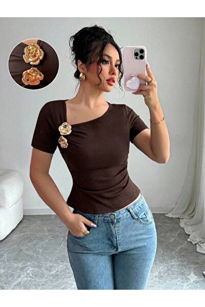 STYLE STOP بلوزة نسائية بياقة غير متماثلة وتفاصيل معدنية على شكل وردة وقصة ضيقة
