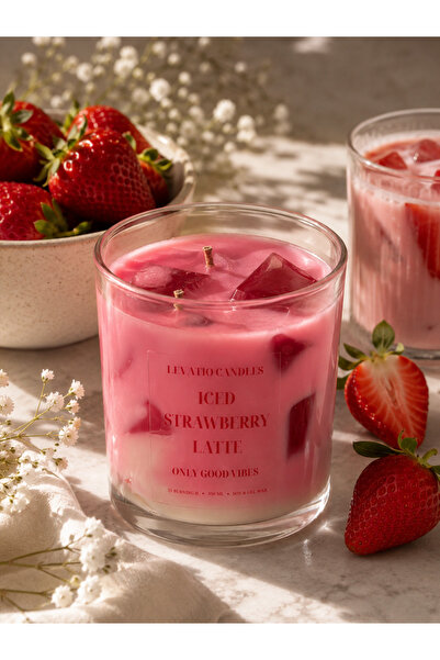 LC Lumanare ICED STAWBERRY LATTE, 35 h ardere, 350 ml, handmade, hyper-realistic