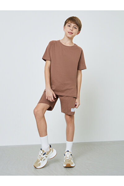 Styli Teen Boys Raglan Sleeve T-shirt and Badge Detail Shorts Set