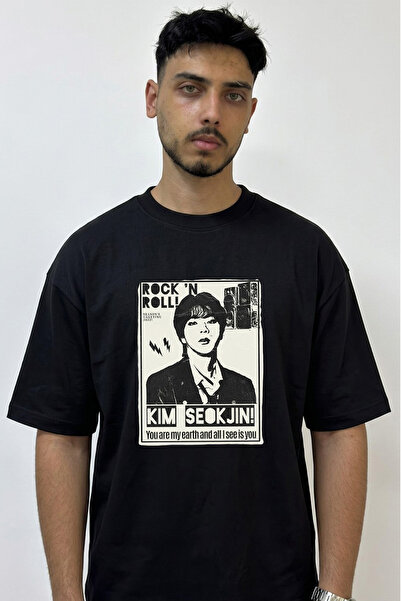 Anetos Μαύρο μπλουζάκι με στάμπα Kim Seok Jin Design, σε μεγάλο μέγεθος