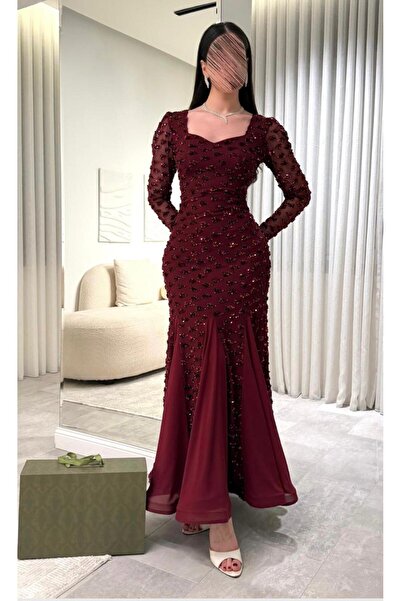SERA Long Evening Gown Featuring an Elegant and Luxurious Design.