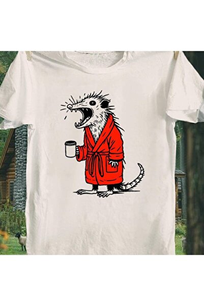 17 seramik Funny Screaming Opossum in Red Robe with Mug T-Shirt Hilarious Mor...
